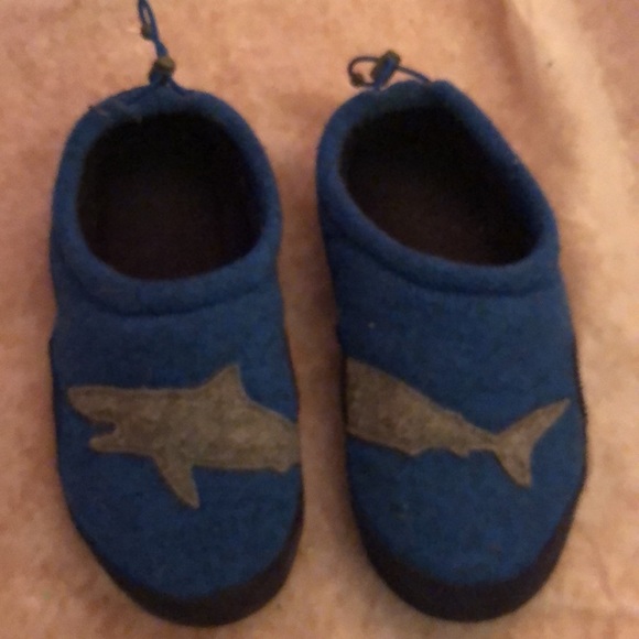 LL Bean | Kids Sweater Fleece Shark Motif Slippers - Picture 5 of 7